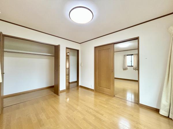 【土地50坪超】香美市土佐山田町　中古一戸建ての洋室|飽きのこないシンプルな内装。どんな家具とも相性抜群です