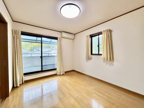 【土地50坪超】香美市土佐山田町　中古一戸建ての洋室|高い位置からの採光で開放感アップ。プライバシーも守られる安心の空間