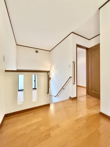 【土地50坪超】香美市土佐山田町　中古一戸建てのその他|各居室へスムーズに移動できる機能的なホール。圧迫感のない開放的な造り