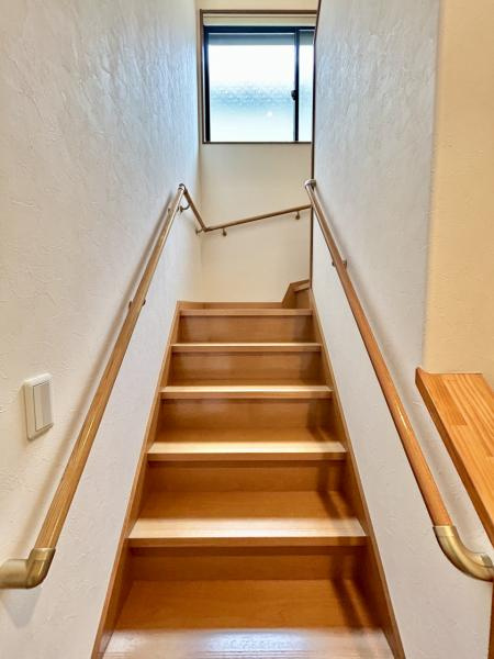 【土地50坪超】香美市土佐山田町　中古一戸建てのその他|手すり付きで安心の階段。足元を照らす窓があり、昼間も明るい設計