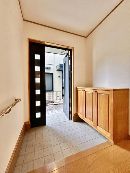 【土地50坪超】香美市土佐山田町　中古一戸建ての玄関|大型シューズボックス完備。スッキリと片付く開放的な玄関ホール
