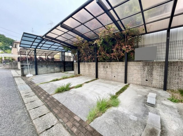 【土地50坪超】香美市土佐山田町　中古一戸建ての駐車場|駐車4台可能なゆったりとした駐車スペース。来客時やセカンドカーも安心です◎