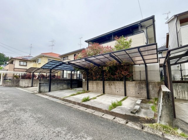 【土地50坪超】香美市土佐山田町　中古一戸建ての前面道路含む現地写真|並列3台駐車可能！ゆとりある敷地と機能的なカーポート！