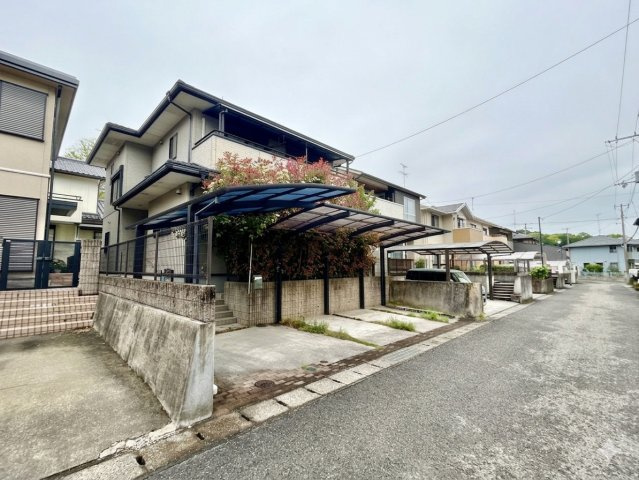 【土地50坪超】香美市土佐山田町　中古一戸建ての前面道路含む現地写真|大切なお車を守る大型カーポート完備。前面道路も広く出し入れスムーズ！