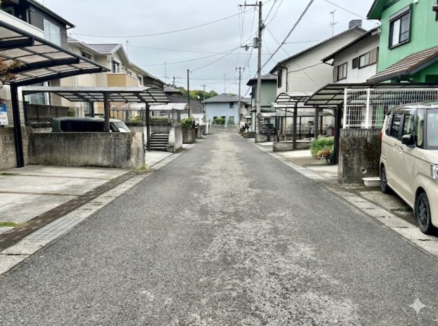 【土地50坪超】香美市土佐山田町　中古一戸建ての前面道路含む現地写真|落ち着いた住宅街が広がる前面道路。閑静な住宅街です