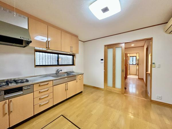 【土地50坪超】香美市土佐山田町　中古一戸建てのキッチン|上下に豊富な収納を備えたシステムキッチン。お掃除しやすい設計です♪