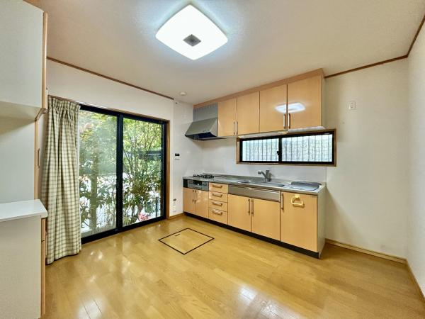 【土地50坪超】香美市土佐山田町　中古一戸建てのキッチン|窓が多く明るいキッチン。お料理が楽しくなる広々とした調理スペース♪