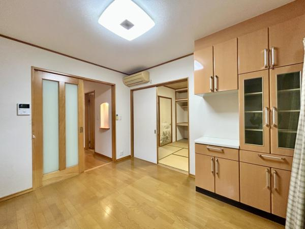 【土地50坪超】香美市土佐山田町　中古一戸建てのキッチン|家族が集まる開放的なダイニング。隣の和室を開放すればさらに大空間に♪