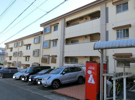 エミナンス弥富ヶ丘の駐車場
