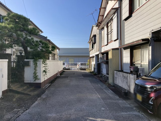 「ドン・キホーテ近く」高知市東雲町建売3　新築一戸建ての前面道路含む現地写真|周囲は車通りが少なく落ち着いた住宅街。