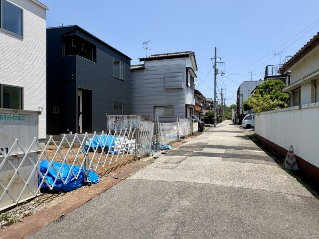「ドン・キホーテ近く」高知市東雲町建売3　新築一戸建ての前面道路含む現地写真
