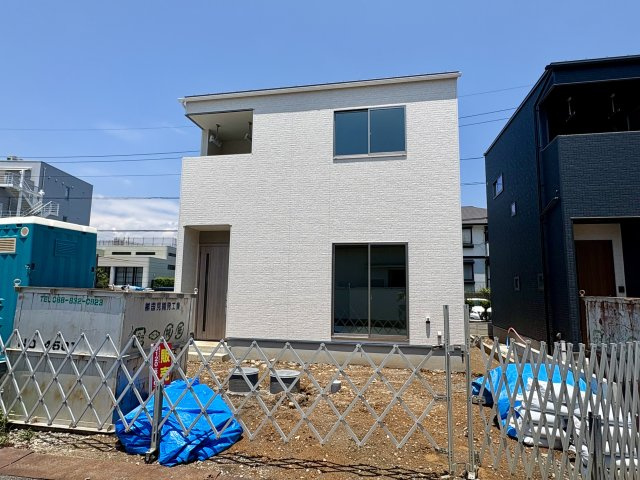 「ドン・キホーテ近く」高知市東雲町建売3　新築一戸建ての外観|駐車3台OK！シンプルモダンな新築2階建て
