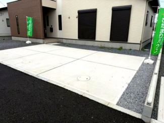 【駐車場】 | つくば市今鹿島9期　新築戸建 | 敷地内に駐車場を完備しており、お車をお持ちの方にも安心です。出し入れもしやすく、日々の通勤やお出かけにも便利にご利用いただけます。
