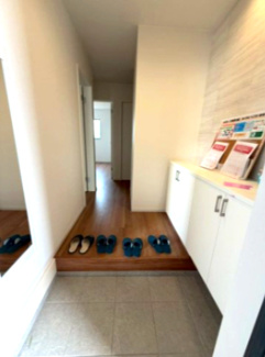 【玄関】 | つくば市今鹿島9期　新築戸建 | 広々とした玄関にはシューズボックスを設置しており、来客時もすっきりとした印象を与えます。収納力もあり使い勝手の良い空間です。
