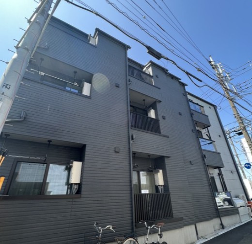 府中市西府町２丁目のアパートのエントランス
