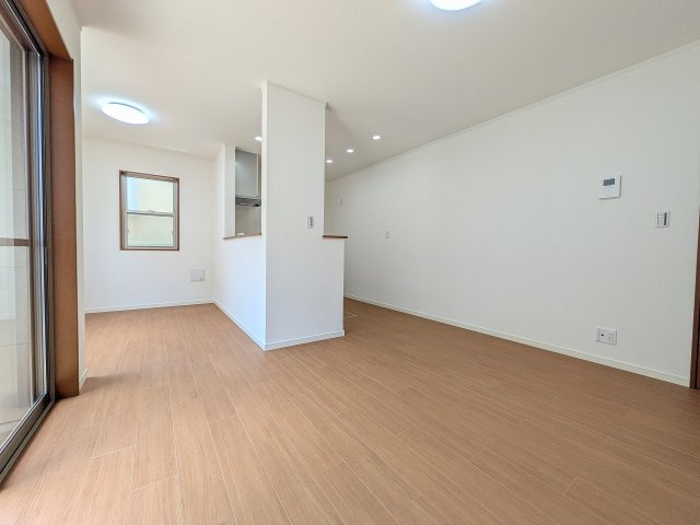 八王子市　上壱分方町　中古戸建ての居間・リビング|～14.5帖の明るいLDKで、家族団欒の時間をお過ごしいただけます～