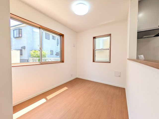 八王子市　上壱分方町　中古戸建ての居間・リビング|～14.5帖の明るいLDKで、家族団欒の時間をお過ごしいただけます～