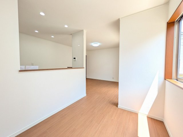 八王子市　上壱分方町　中古戸建ての居間・リビング|～14.5帖の明るいLDKで、家族団欒の時間をお過ごしいただけます～