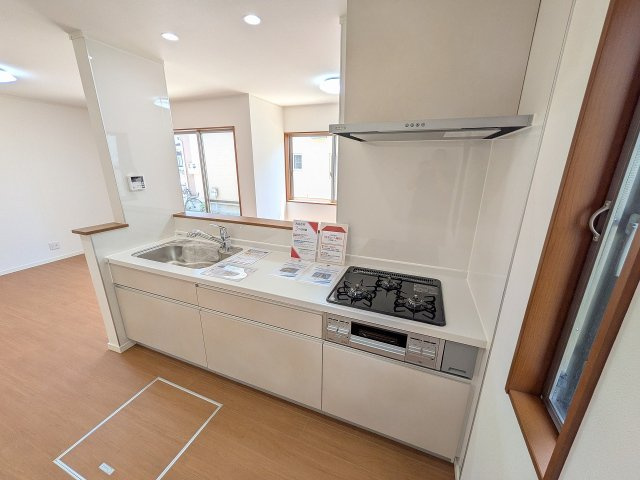 八王子市　上壱分方町　中古戸建ての内装|～リビング側の家族とコミュニケーションをとりやすいキッチンです～
