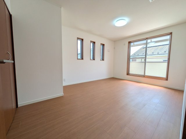 八王子市　上壱分方町　中古戸建ての寝室|～2階8.2帖の主寝室　ベッドなど大型家具のレイアウトもしやすい広さです～