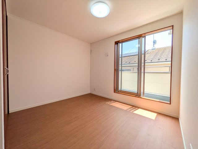八王子市　上壱分方町　中古戸建ての子供部屋|～2階バルコニーに面している6.0帖の洋室です～