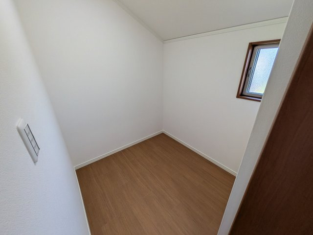 八王子市　上壱分方町　中古戸建ての洋室|～2階2.0帖の納戸　収納はもちろんランドリールームなど大活躍～