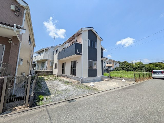 八王子市　上壱分方町　中古戸建ての外観|～内装フルリノベ済の再生住宅　3台駐車可能カースペース付き～