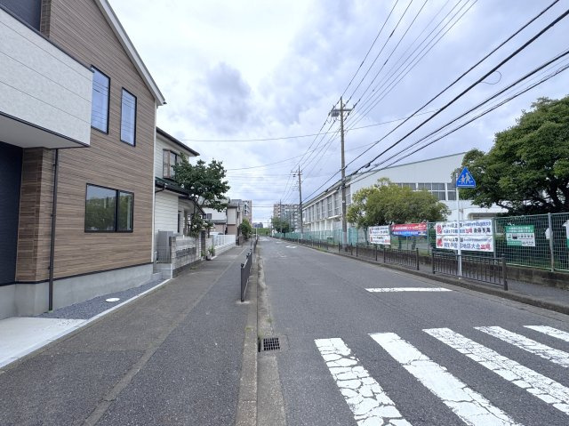 松戸市新松戸北２丁目新築戸建【横須賀小学校:7分】の周辺|西側前面道路・幅員約10.5ｍ