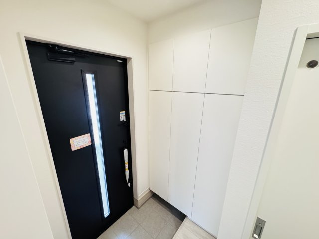松戸市新松戸北２丁目新築戸建【横須賀小学校:7分】の玄関|玄関ホール・シューズボックス