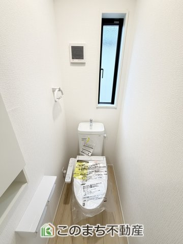 CRADLEGARDEN宇都宮市東峰町第7のトイレ|小窓から換気ができて清潔なトイレスペース☆
