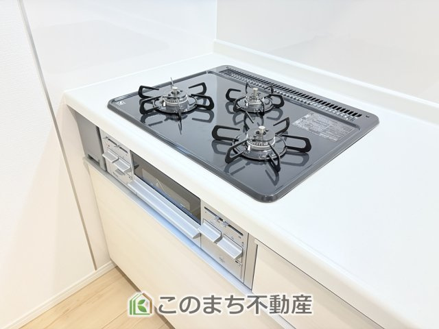 CRADLEGARDEN宇都宮市東峰町第7のキッチン|三ツ口コンロ採用で、同時調理もスムーズ◎！お料理を並べられるカウンター付きで、配膳・片付けをサポート！リビングで過ごすご家族とコミュニケーションを楽しみながら作業可能です♪