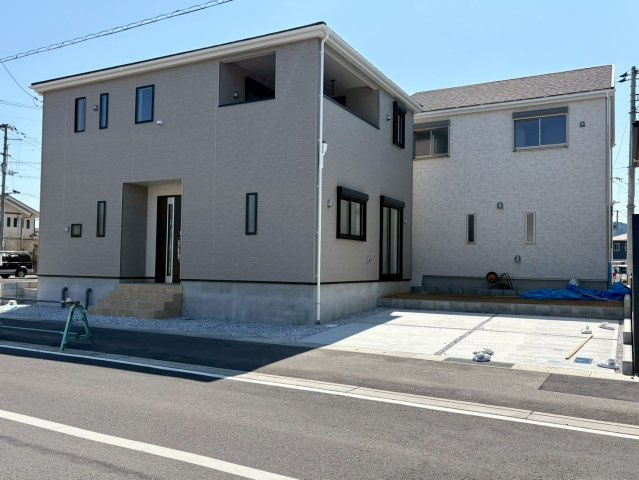 高知市中須賀町第1　1号棟新築戸建ての外観|2026年3月15日撮影　駐車2台可！ゆとりの敷地に建つ新築住宅。開放感ある住まいで快適な新生活を。