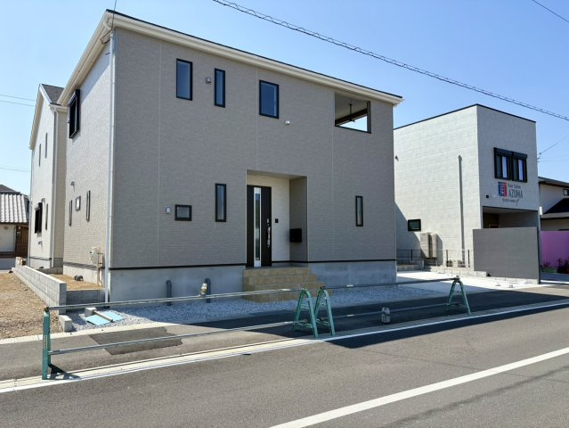 高知市中須賀町第1　1号棟新築戸建ての外観|2026年3月15日撮影　駐車2台可！ゆとりの敷地に建つ新築住宅。開放感ある住まいで快適な新生活を。