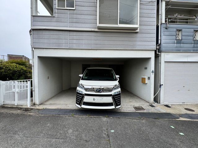 稲田本町1丁目貸家の駐車場