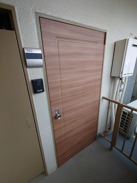 ななハイツＡの玄関