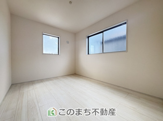 【洋室】 | 古河三和　 | 窓が多く明るい室内が好印象☆