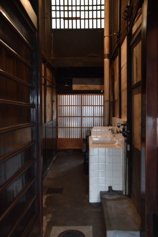 東寺東側 庭にひらく、黒の京町家の内装|町家らしい通り庭