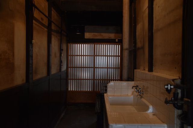 東寺東側 庭にひらく、黒の京町家の内装