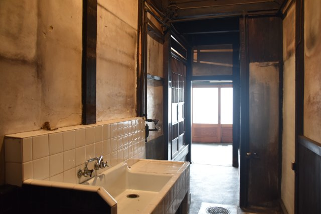 東寺東側 庭にひらく、黒の京町家の内装