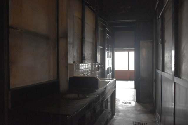 東寺東側 庭にひらく、黒の京町家の内装