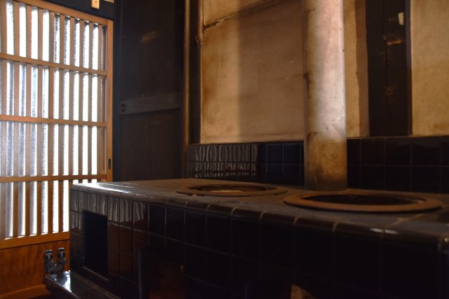 東寺東側 庭にひらく、黒の京町家の内装|歴史を感じるおくどさん