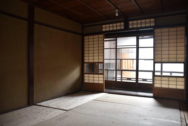 東寺東側 庭にひらく、黒の京町家の内装