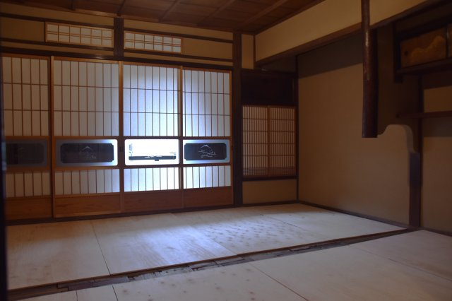 東寺東側 庭にひらく、黒の京町家の内装|2階