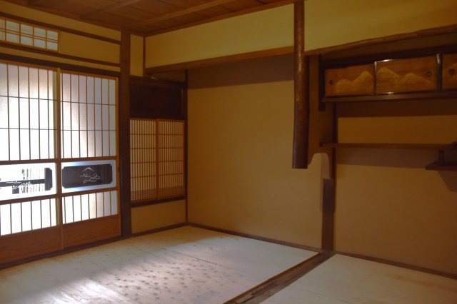 東寺東側 庭にひらく、黒の京町家の内装|床の間の意匠も残っています