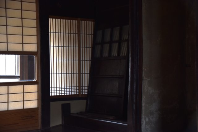 東寺東側 庭にひらく、黒の京町家の内装