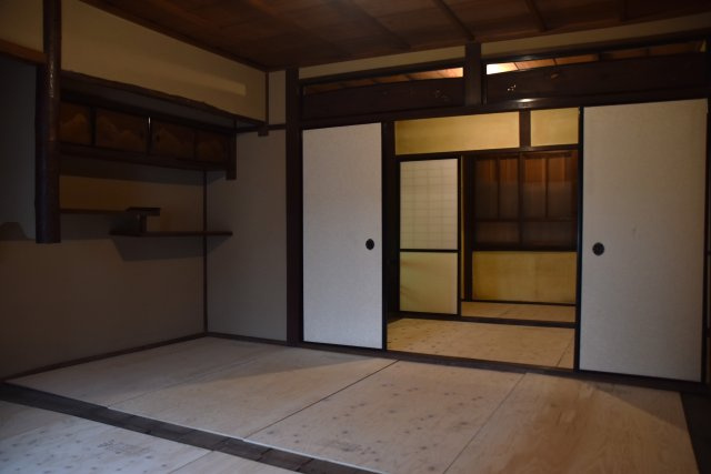 東寺東側 庭にひらく、黒の京町家の内装|2階