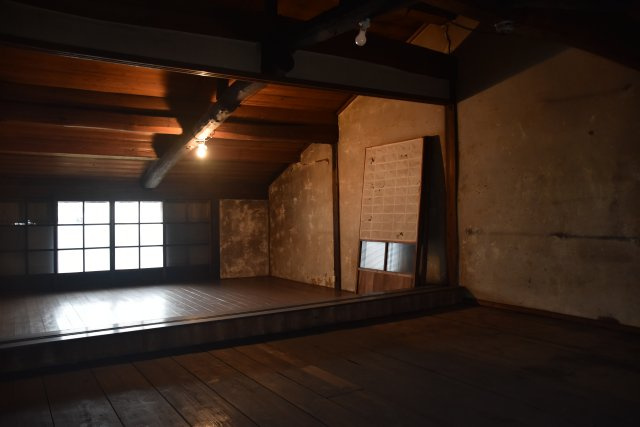 東寺東側 庭にひらく、黒の京町家の内装|屋根裏