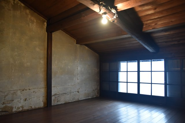 東寺東側 庭にひらく、黒の京町家の内装|屋根裏