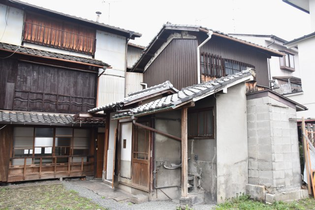 東寺東側 庭にひらく、黒の京町家の外観|お庭には離れが