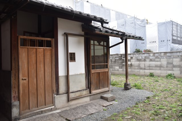 東寺東側 庭にひらく、黒の京町家の庭|広々としたお庭があります